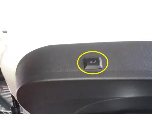 The Installation of Ford Kuga of electric tailgate lifter - latest